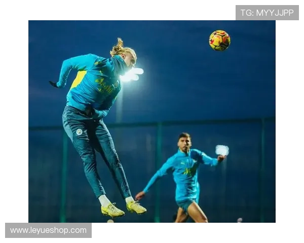 哈兰德与同期前锋关键战决定性表现对比分析