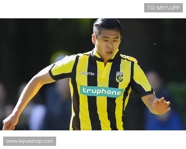 张玉宁家里竟然不像球星，厨房都能用上大爷的旧茶壶？这反差我服了！