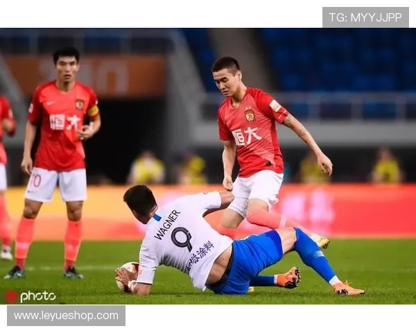 最后一人犯规规则解析：为何判罚更严且直接红牌？